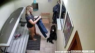 Musculoso Beau inserido em um vermelho-quente de cabelos escuros videos penograficos