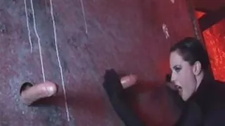 No banheiro, o pau vídeo pornô de atrizes famosas de um cara fode uma beleza negra