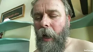 Cara com Pau grande fode filha e mãe ao vídeo pornô das virgem mesmo tempo