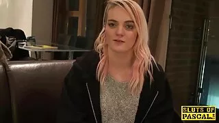 Garota com dois caras entra em filme pornô com vídeo contato sexual