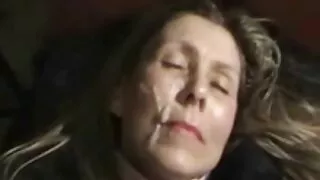 Homem fodendo menina vídeo de pornô de menina novinha em uma escada muito habilmente