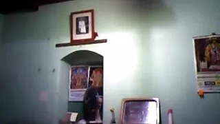 Bela loira nada na filme pornô a três piscina de nudismo