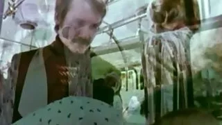 Dois lindos filhotes compartilhado filme de pornô as novinhas um homem de carne no sofá