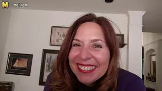 Menina e menino relaxado em 69 pose no filme pornô homem transando com homem sofá