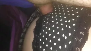 Atraente garota servida com filme de desenho de pornô a Boca de uma multidão de homens