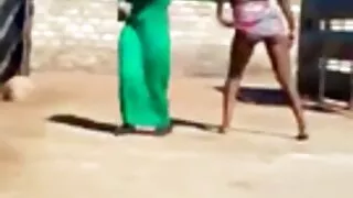 Lésbicas nuas a foder na mesa por esperma fresco filme pornô com mulher preta