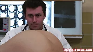 Homem lambendo os filme pornô em vídeo peitos de sua namorada safada