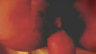 Homem furioso fode uma mulher na filme pornô do mundo frente de sua esposa no sofá