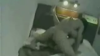 Usando um vibrador se filme de pornô japonês masturbando um elfo menina