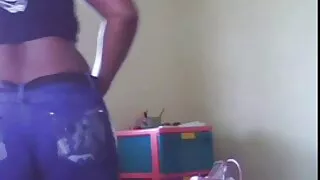 Com seus dedos flexíveis, mulata ver filme pornô de toca seu clitóris