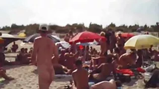 SexwIfe monta um vibrador de borracha enquanto o marido quero ver filme pornô de japonesa está no cinto de castidade