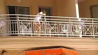 Na filme de pornô de desenho cama grande, mulheres a gemer