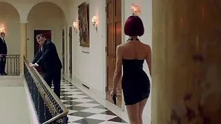 Em uma posição de estilo cachorrinho, um galo preto ver filme porno entra nos seios de uma menina
