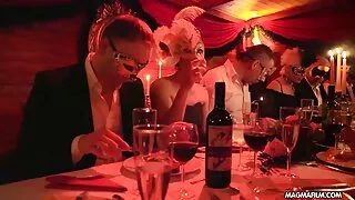Festa de sexo filme pornô com a tigresa em um clube com cadelas disponíveis e boa bebida