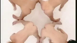 De cabelos escuros filme pornô bem gostoso flertar intensamente intensamente os dedos peludo torta na banheira