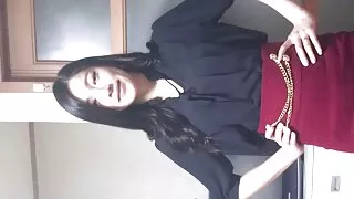 Uma rapariga de máscara enfia um brinquedo no rabo de um filme pornô só com mulher brasileira amigo